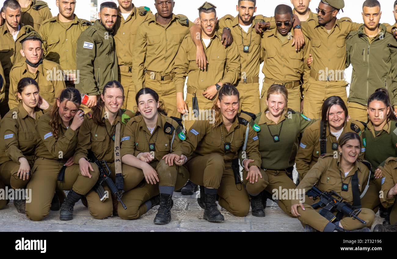 Gerusalemme, Israele, 15 ottobre 2023: I soldati israeliani dell'esercito israeliano pregano per la pace al muro Occidentale nella città Vecchia di Gerusalemme durante la guerra con Hamas a Gaza che ha portato a morti civili, sequestri di ostaggi e crisi umanitaria Foto Stock