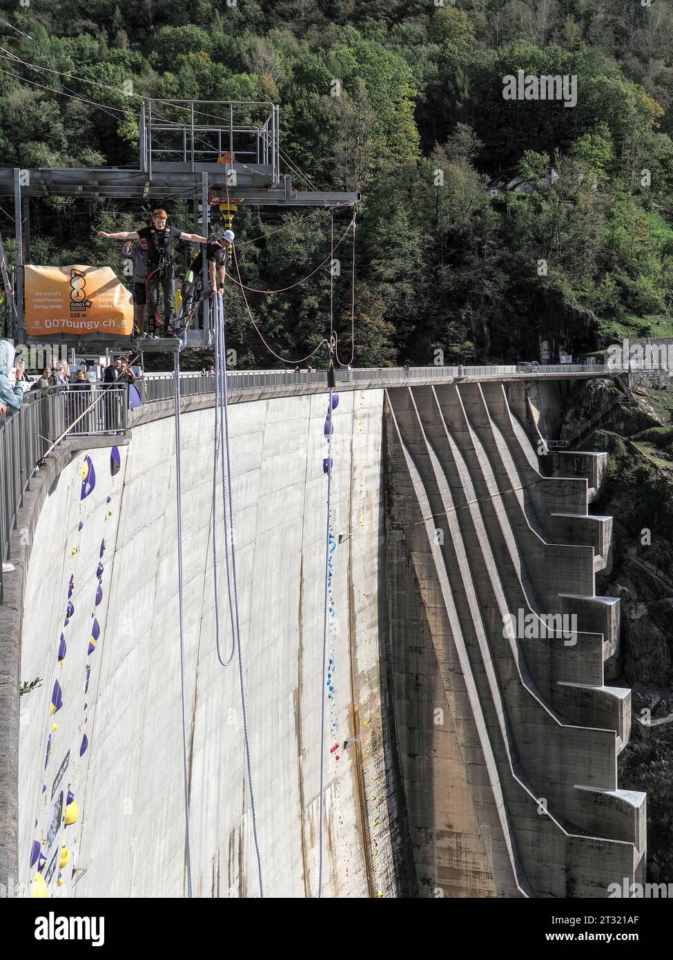 Contra Dam, Svizzera - 22 ottobre 2023: Bunging salta dalla diga, "il cartello mostra il nome dell'attività proposta" Foto Stock