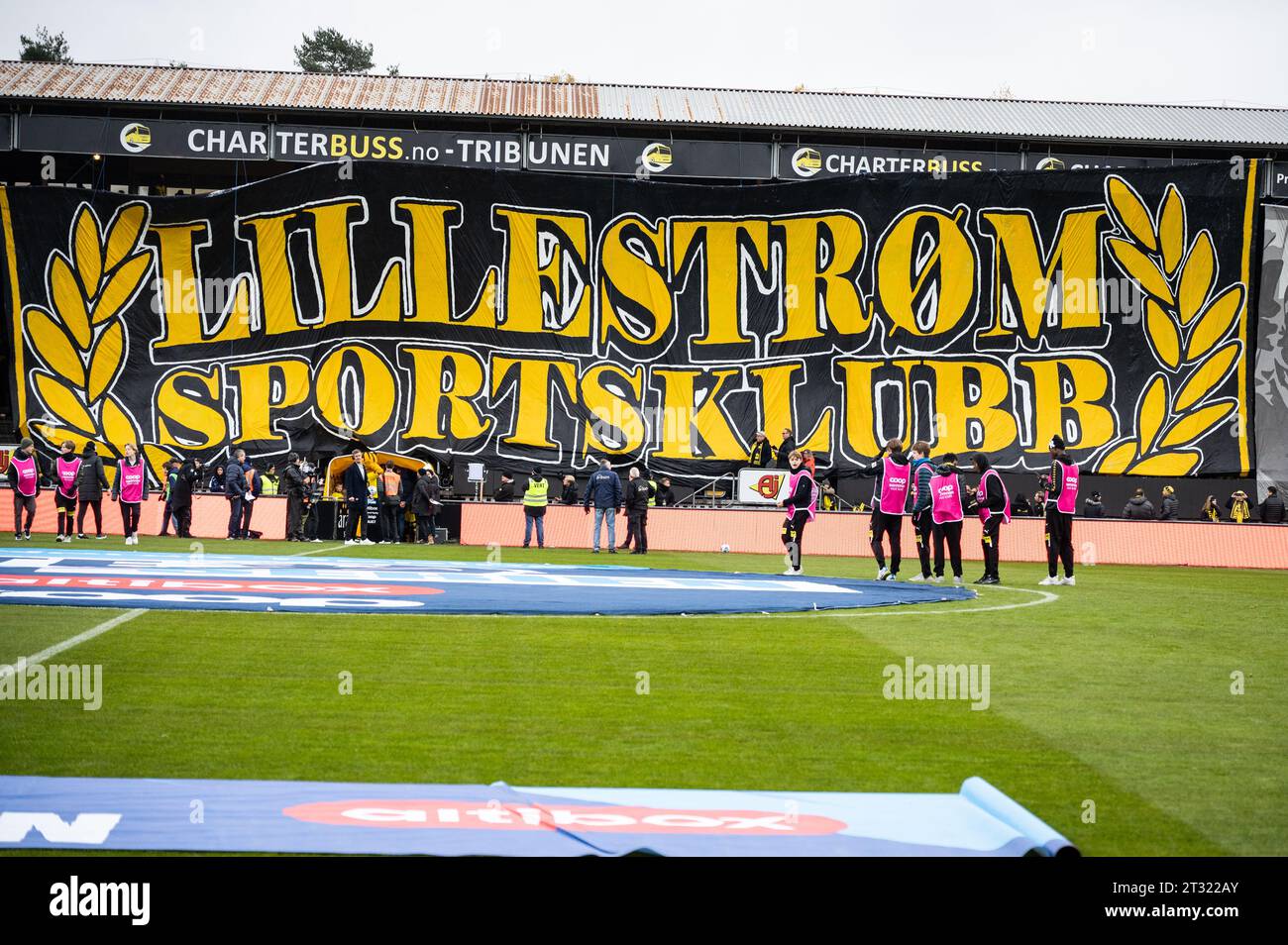 Lillestrom, Norvegia. 22 ottobre 2023. Tifosi del Footbaal di Lillestrom visti sulle tribune durante la partita di Eliteserien tra Lillestrom e Vaalerenga allo Stadion Lillestrom di Aaraaasen. (Foto: Gonzales Photo/Alamy Live News Foto Stock