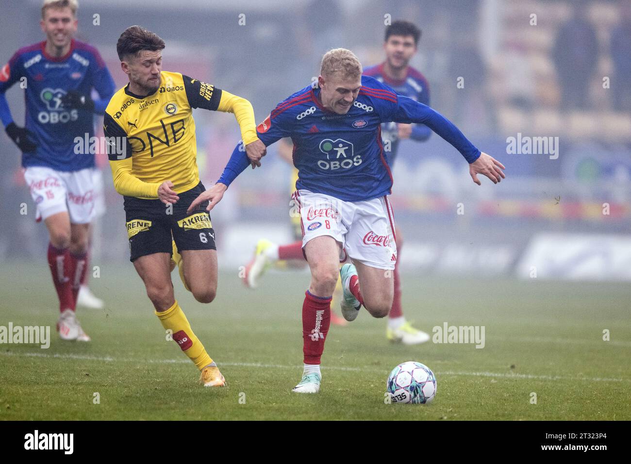 Lillestrom, Norvegia. 22 ottobre 2023. Henrik Bjordal (8) di Vaalerenga e Vebjorn Hoff (6) di Lillestrom visti durante la partita Eliteserien tra Lillestrom e Vaalerenga allo Stadion Lillestrom di Aaraaasen. (Foto: Gonzales Photo/Alamy Live News Foto Stock