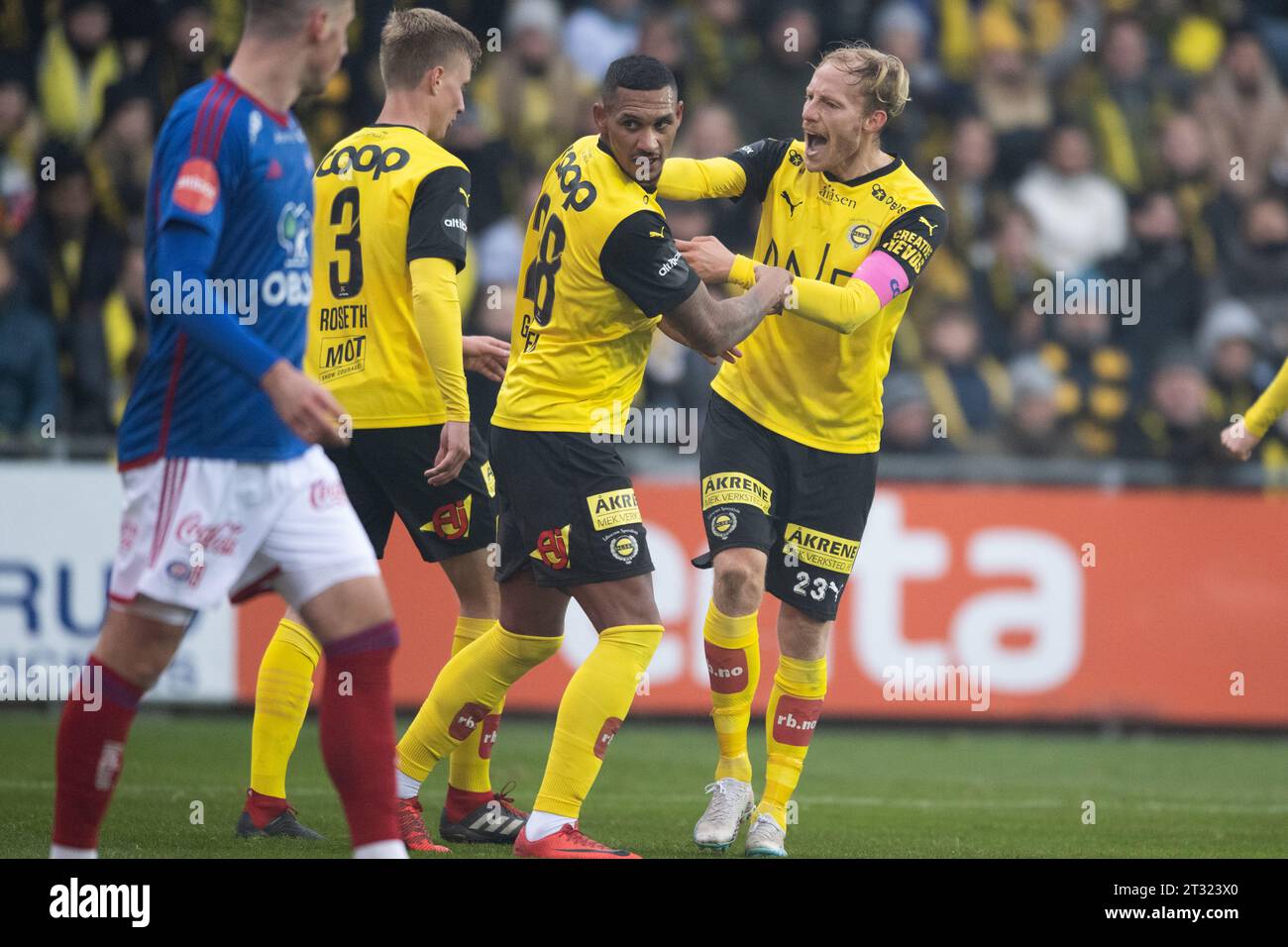 Lillestrom, Norvegia. 22 ottobre 2023. Gjermund Asen (23) e Ruben Gabrielsen (28) di Lillestrom visti durante l'Eliteserien match tra Lillestrom e Vaalerenga allo Stadion Lillestrom di Aaraaasen. (Foto: Gonzales Photo/Alamy Live News Foto Stock