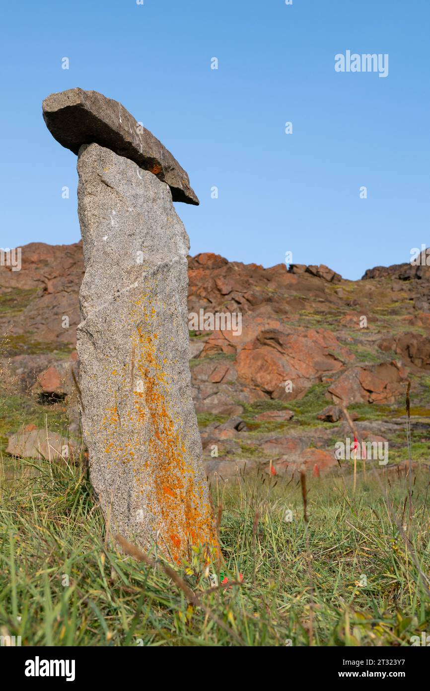 Groenlandia, Baffin Bay, comune di Avannaata. Sito archeologico della cultura Thule di Kangerup Nua. Pietra tradizionale (inukshuk) Foto Stock