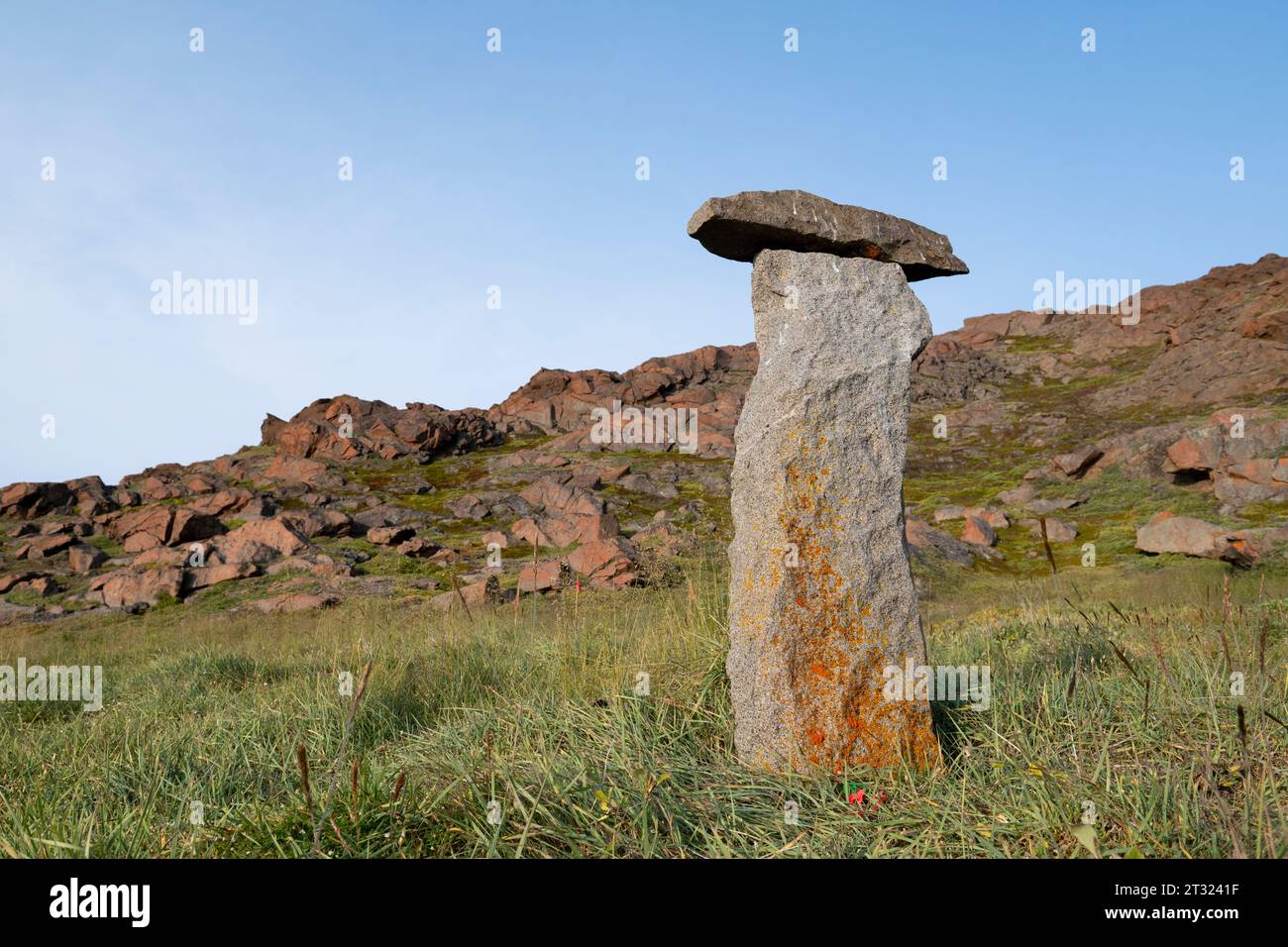 Groenlandia, Baffin Bay, comune di Avannaata. Sito archeologico della cultura Thule di Kangerup Nua. Pietra tradizionale (inukshuk) Foto Stock