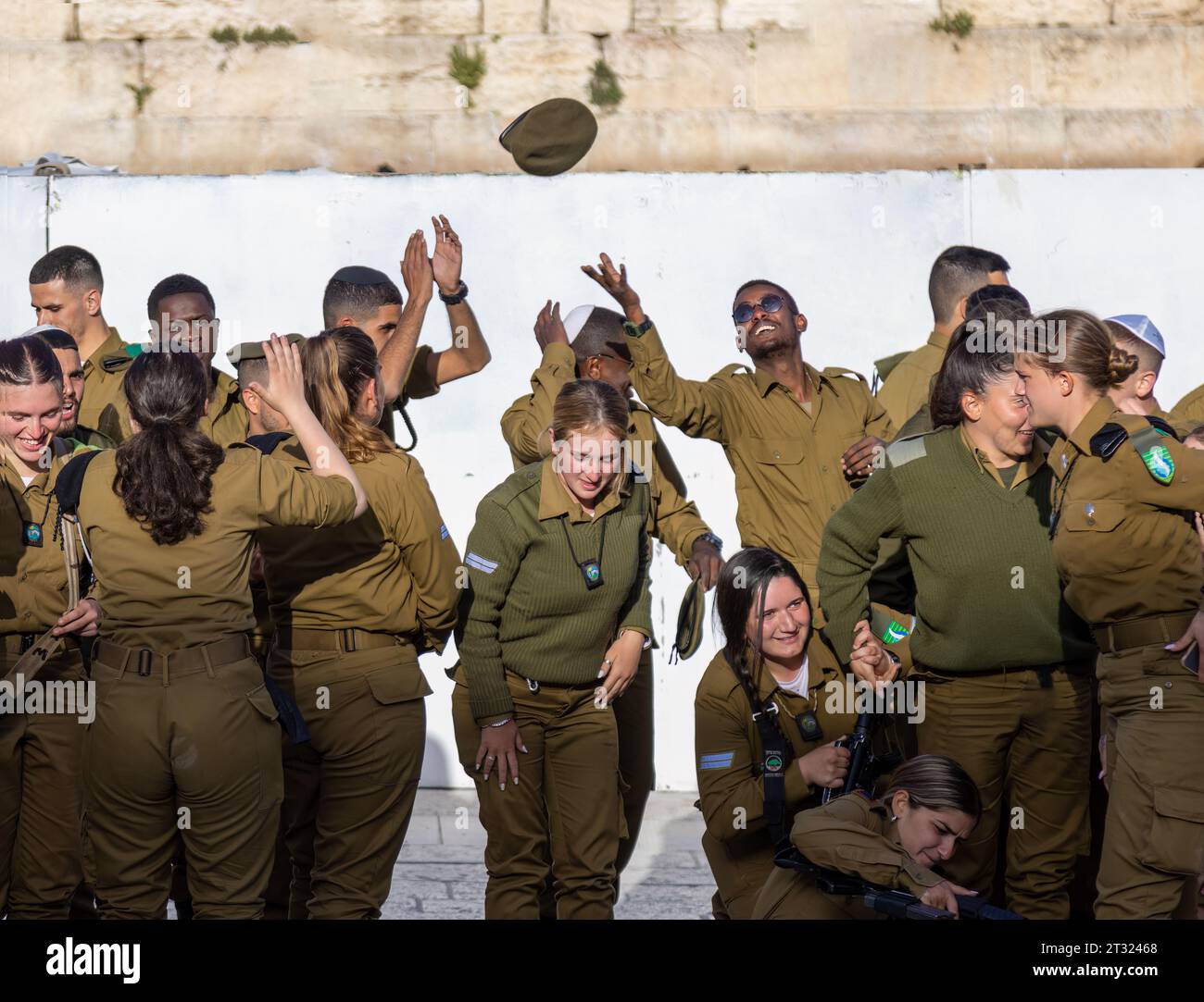 Gerusalemme, Israele, 15 ottobre 2023: I soldati israeliani dell'esercito israeliano pregano per la pace al muro Occidentale nella città Vecchia di Gerusalemme durante la guerra con Hamas a Gaza che ha portato a morti civili, sequestri di ostaggi e crisi umanitaria Foto Stock