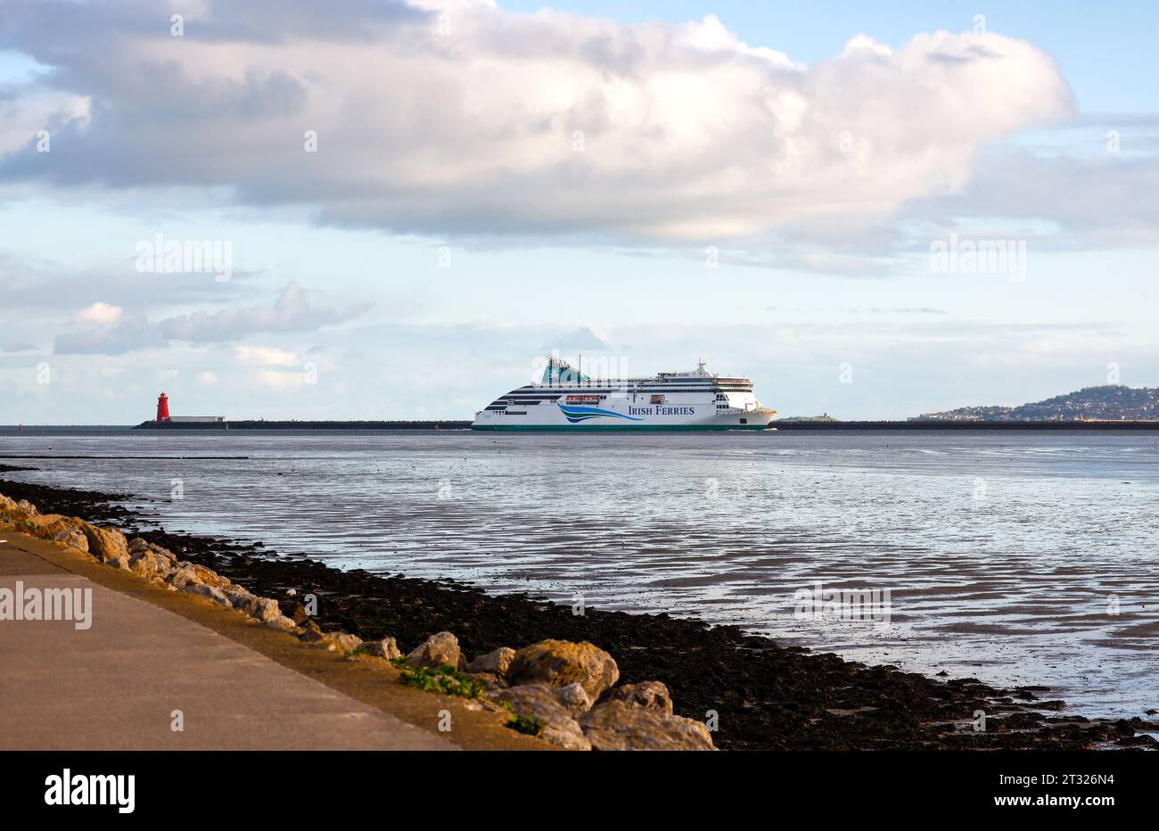 Il traghetto "Ulysses" "Irish Ferries" salpa nel porto di Dublino, passando per il faro rosso di Poolbeg. North e South Bull Wall nell'immagine. Irlanda Foto Stock