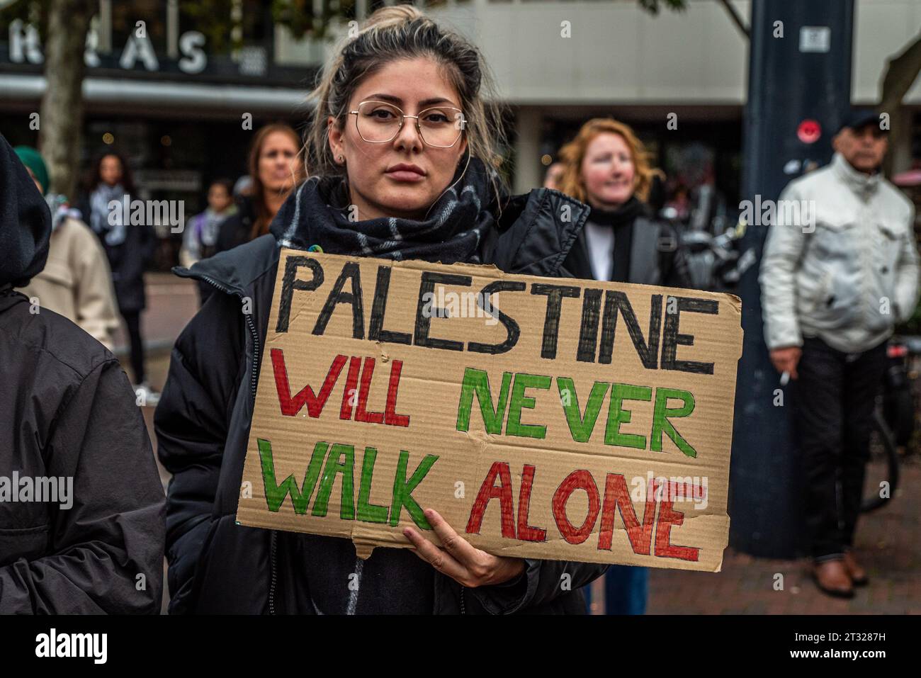 Rotterdam, Olanda meridionale, Paesi Bassi. 22 ottobre 2023. Un dimostratore tiene un cartello con la scritta "la Palestina non camminerà mai da sola". I manifestanti pro-palestinesi tengono una manifestazione con discorsi a Rotterdam Blaak, per poi marciare attraverso la città e attraverso l'iconico ponte Erasmus. (Immagine di credito: © James Petermeier/ZUMA Press Wire) SOLO USO EDITORIALE! Non per USO commerciale! Foto Stock