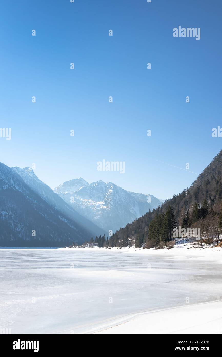 Lago del Predil sotto una toppa di ghiaccio, Udine, Italia Foto Stock