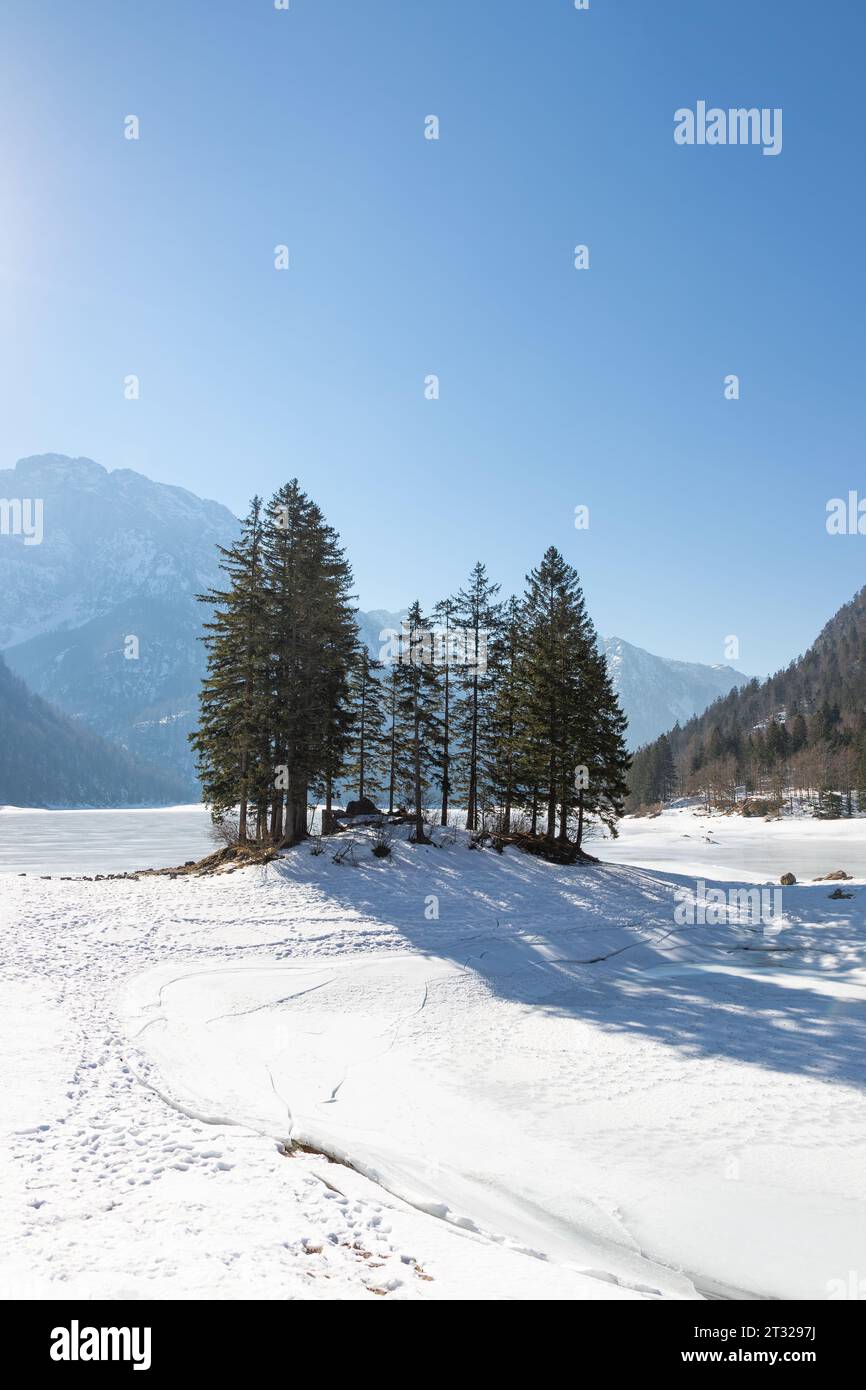 Frozen Lago del Predil si trova a Tarviso, Italia Foto Stock