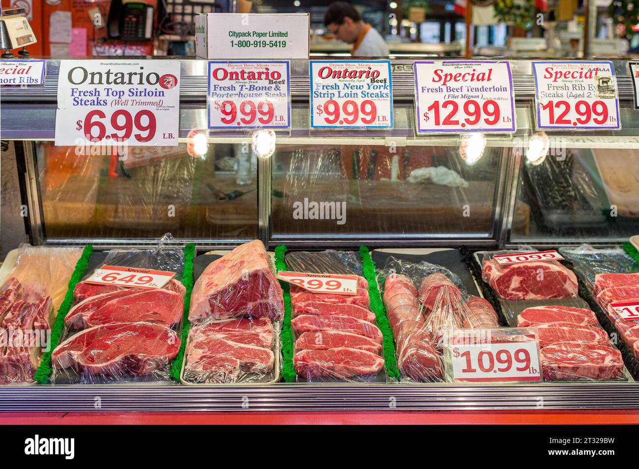 Carni in vendita al St. Lawrence Market, probabilmente il mercato più famoso di Toronto, Canada. Foto Stock
