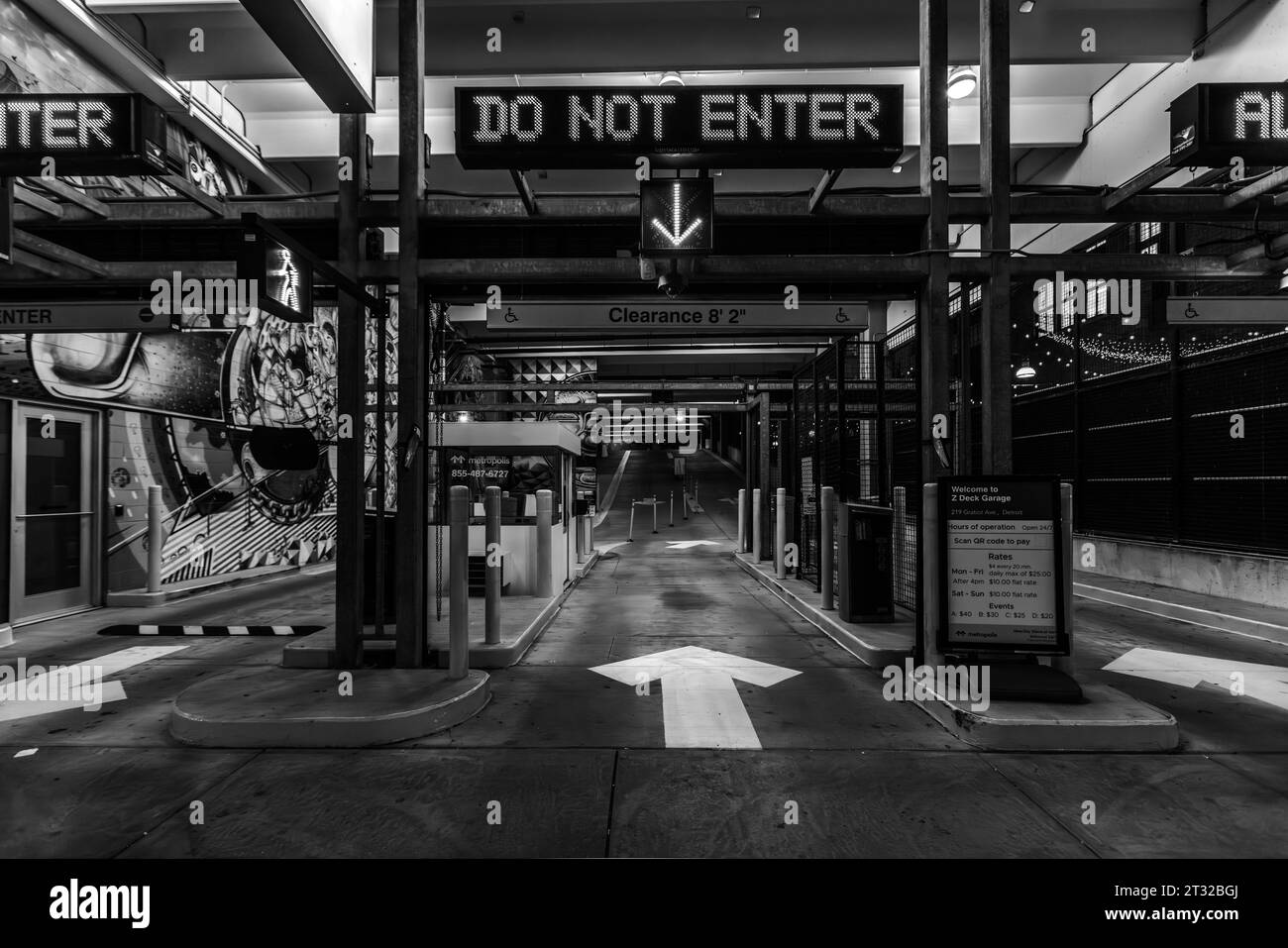 Ingresso al garage Z in Library Street, nel centro di Chicago. È anche un progetto di Street art aperto al pubblico. 27 artisti internazionali e locali hanno collaborato a 130 murales. Parcheggio in garage a Detroit di notte. Detroit, Stati Uniti Foto Stock