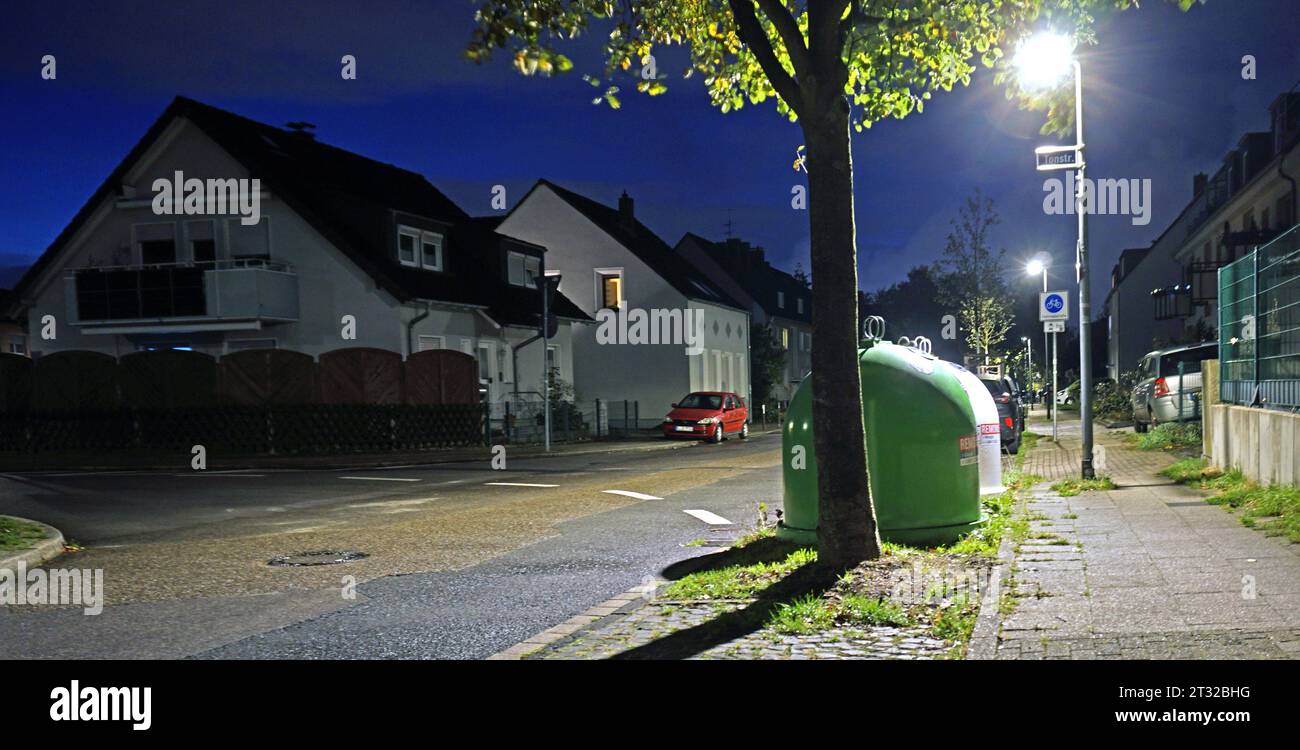 Abendruhe vor dem Beginn einer neuen Woche an einem milden Herbstabend am Sonntag kurz bevor die Bewohner zu Bett gehen, und das Licht in den Fenstern gelöscht wird. Essen Nordrhein-Westfalen Deutschland *** riposo serale prima dell'inizio di una nuova settimana in una mite serata autunnale di domenica poco prima che i residenti andassero a letto e la luce nelle finestre si spenga Essen Renania settentrionale Vestfalia Germania Credit: Imago/Alamy Live News Foto Stock