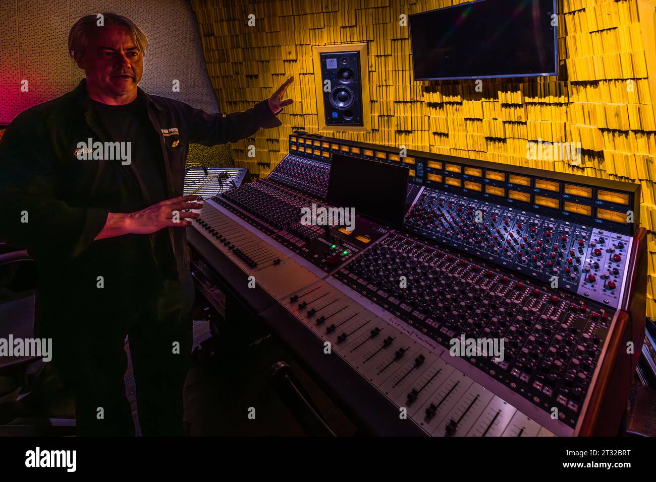 Al Third Man Mastering, le tracce musicali sono mixate e prodotte come spazi vuoti per la stampa discografica. Eddie Gillis spiega il processo. Sito di produzione dell'etichetta discografica Third Man Records / Third Man Pressing a Detroit, Stati Uniti. Lo stabilimento di produzione di vinile Third Man Press si trova nel corridoio Cass di Detroit. Foto Stock