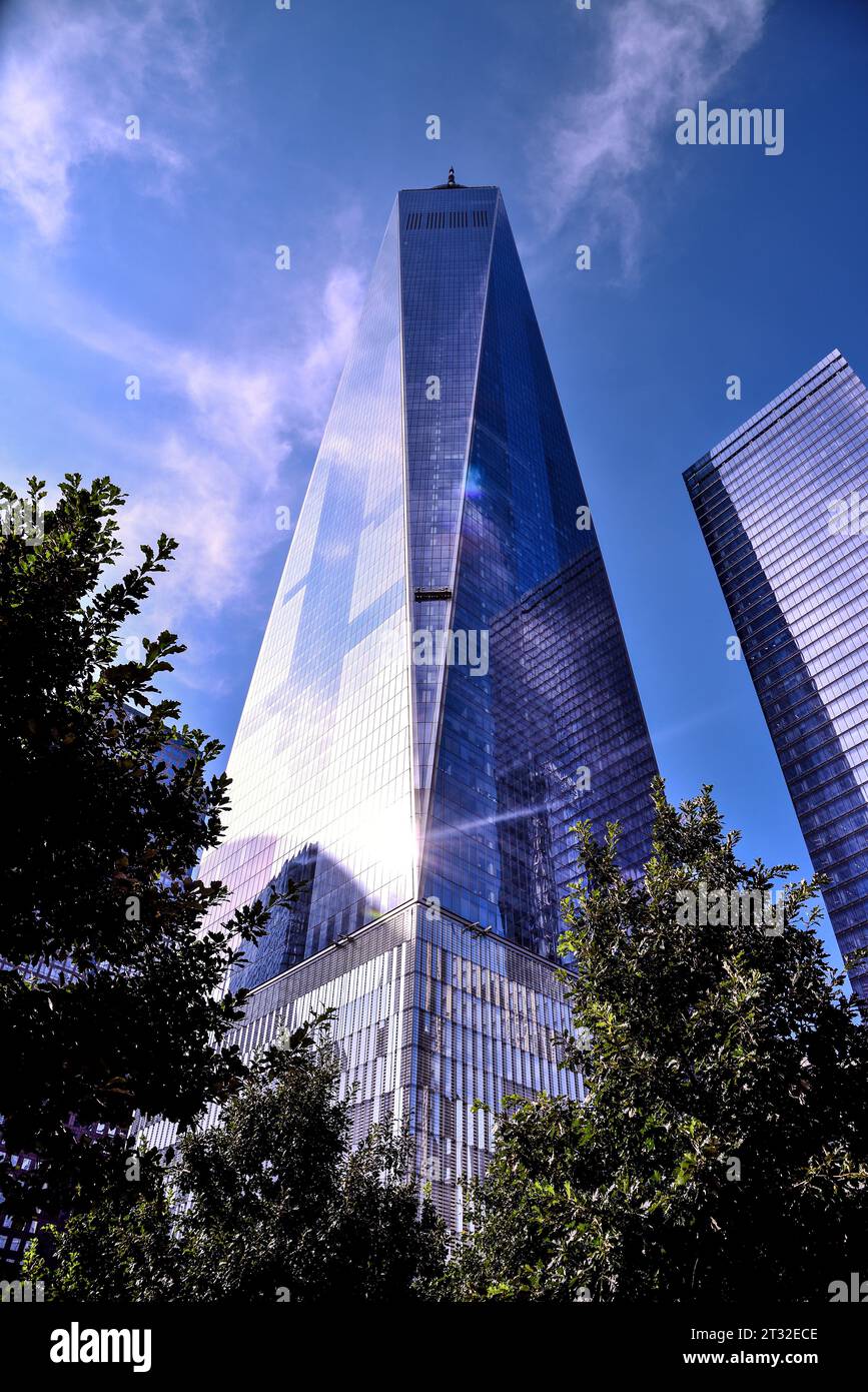 Vista a livello della strada del One World Trade Center in un giorno d'estate - Manhattan, New York City Foto Stock