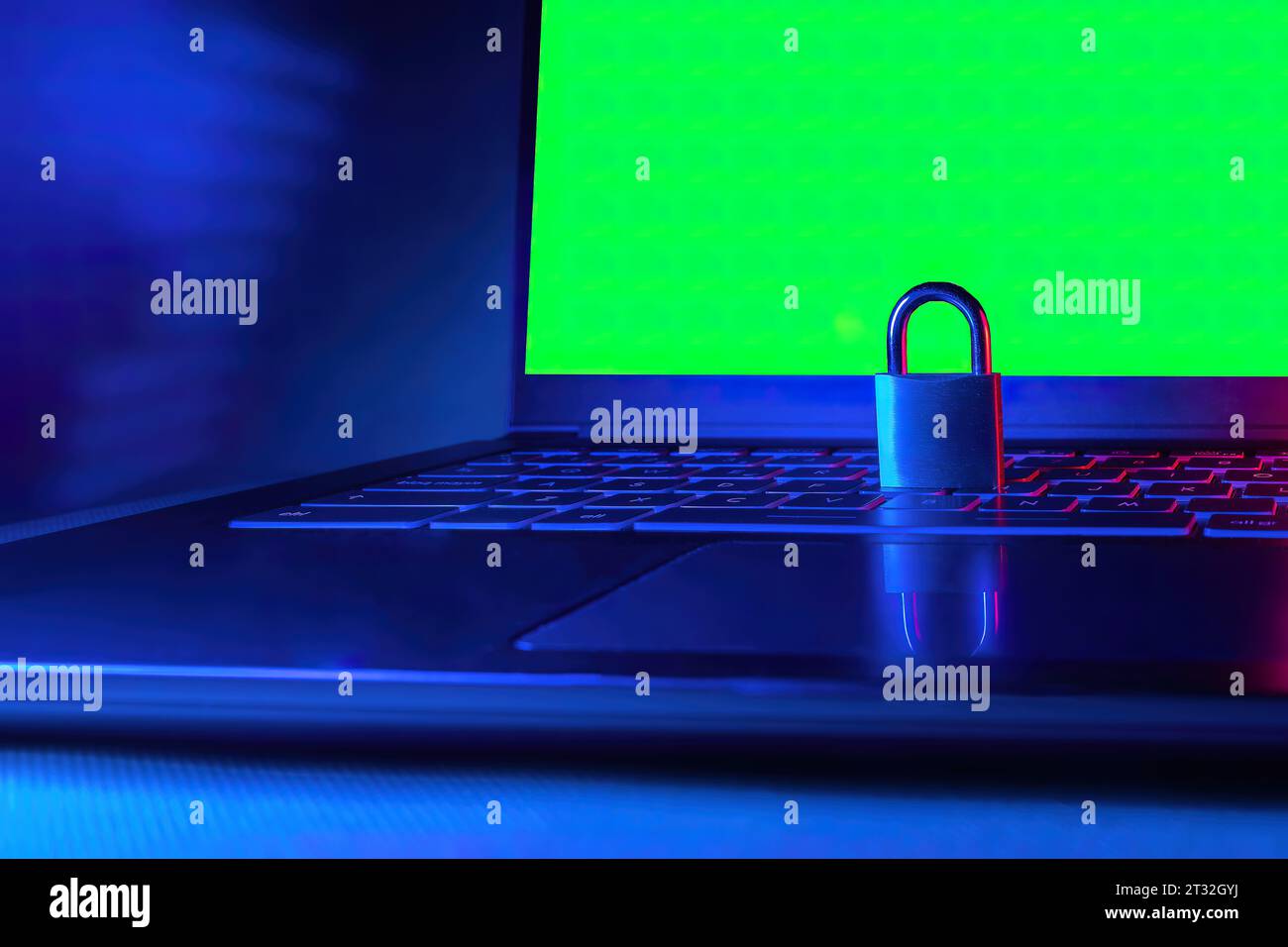 lucchetto chiuso che indica la sicurezza contro gli hakers e il sistema su un computer con sfondo cromatico concetto di sicurezza del computer Foto Stock