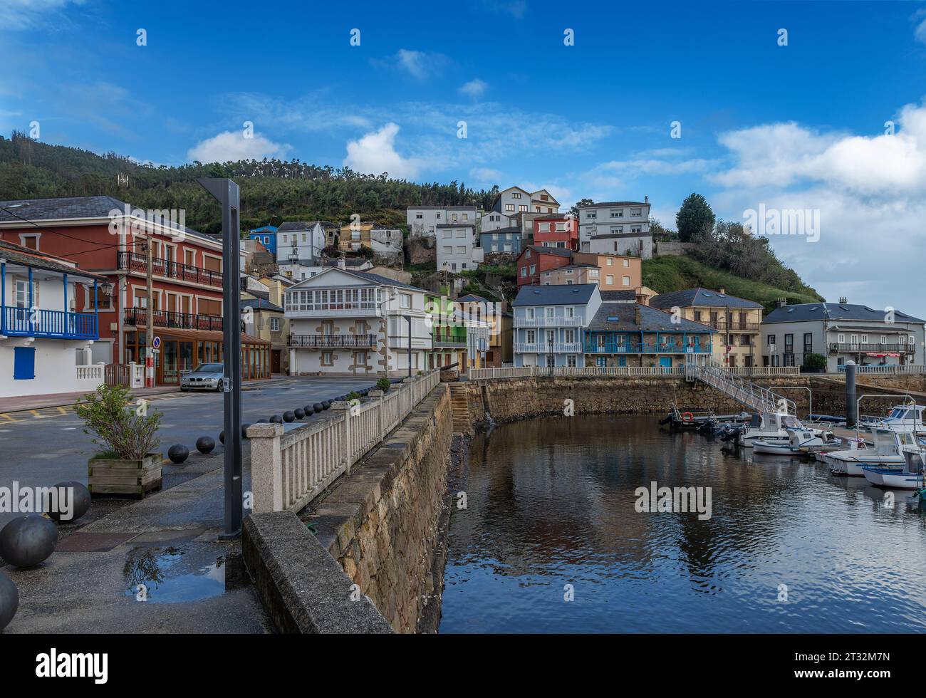 Porto del villaggio di pescatori di o Barqueiro, A Coruna, Galizia, Spagna Foto Stock