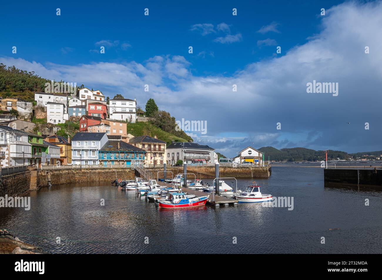 Porto del villaggio di pescatori di o Barqueiro, A Coruna, Galizia, Spagna Foto Stock