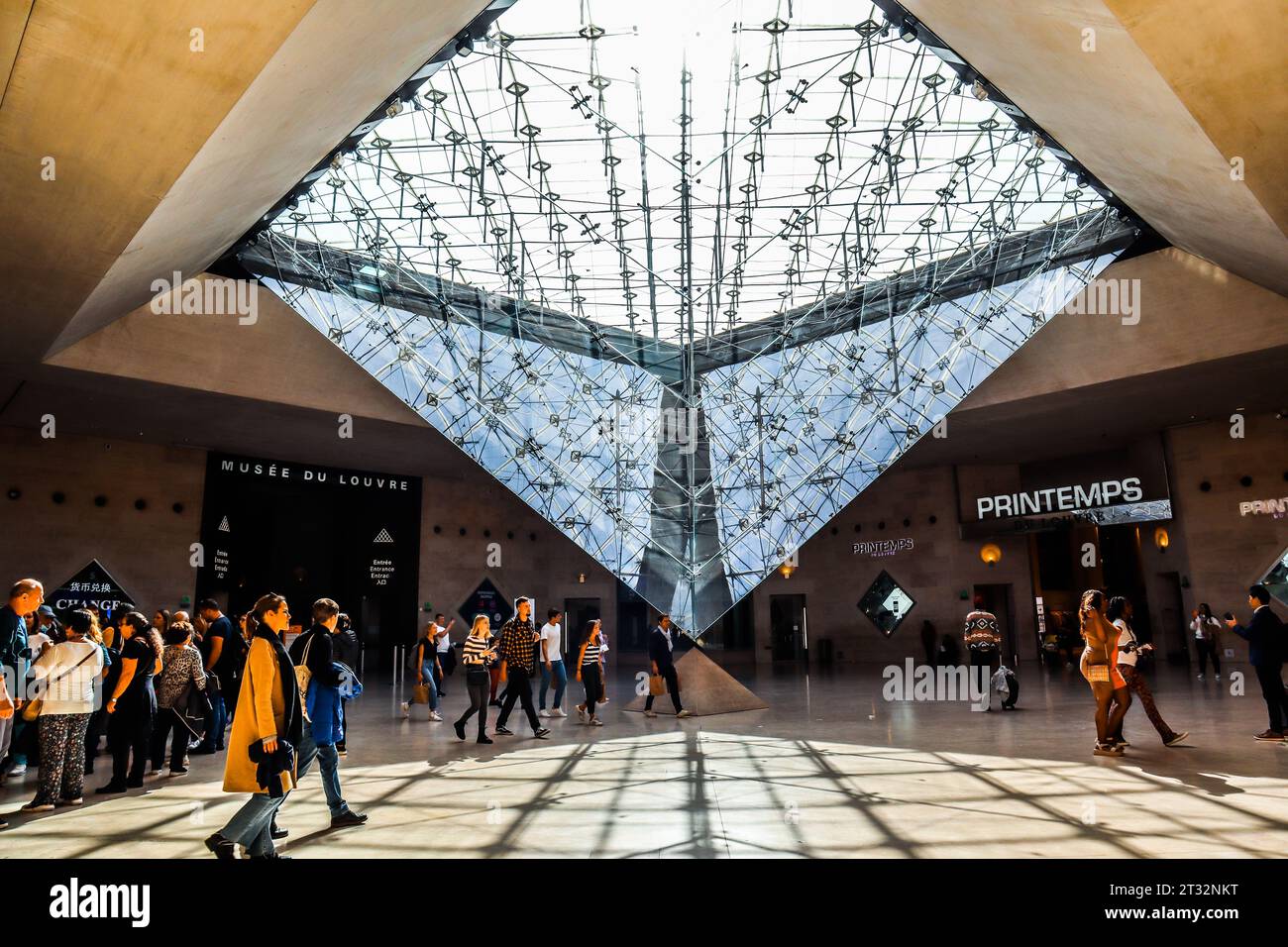 Museo del Louvre, Parigi, Francia. Architettura del Louvre all'interno. Piramide invertita del Louvre. Foto Stock