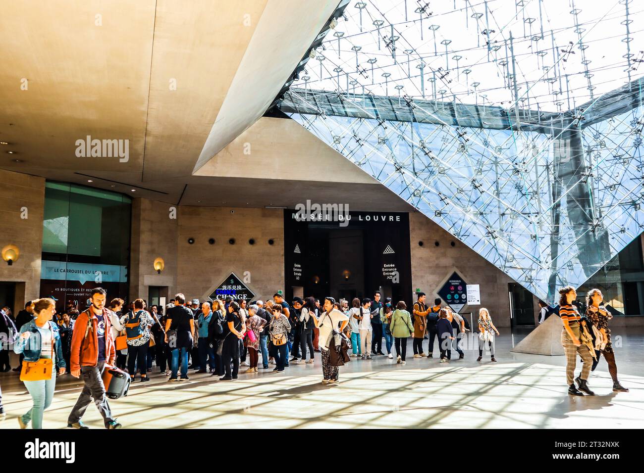 Museo del Louvre, Parigi, Francia. Architettura del Louvre all'interno. Piramide invertita del Louvre. Foto Stock