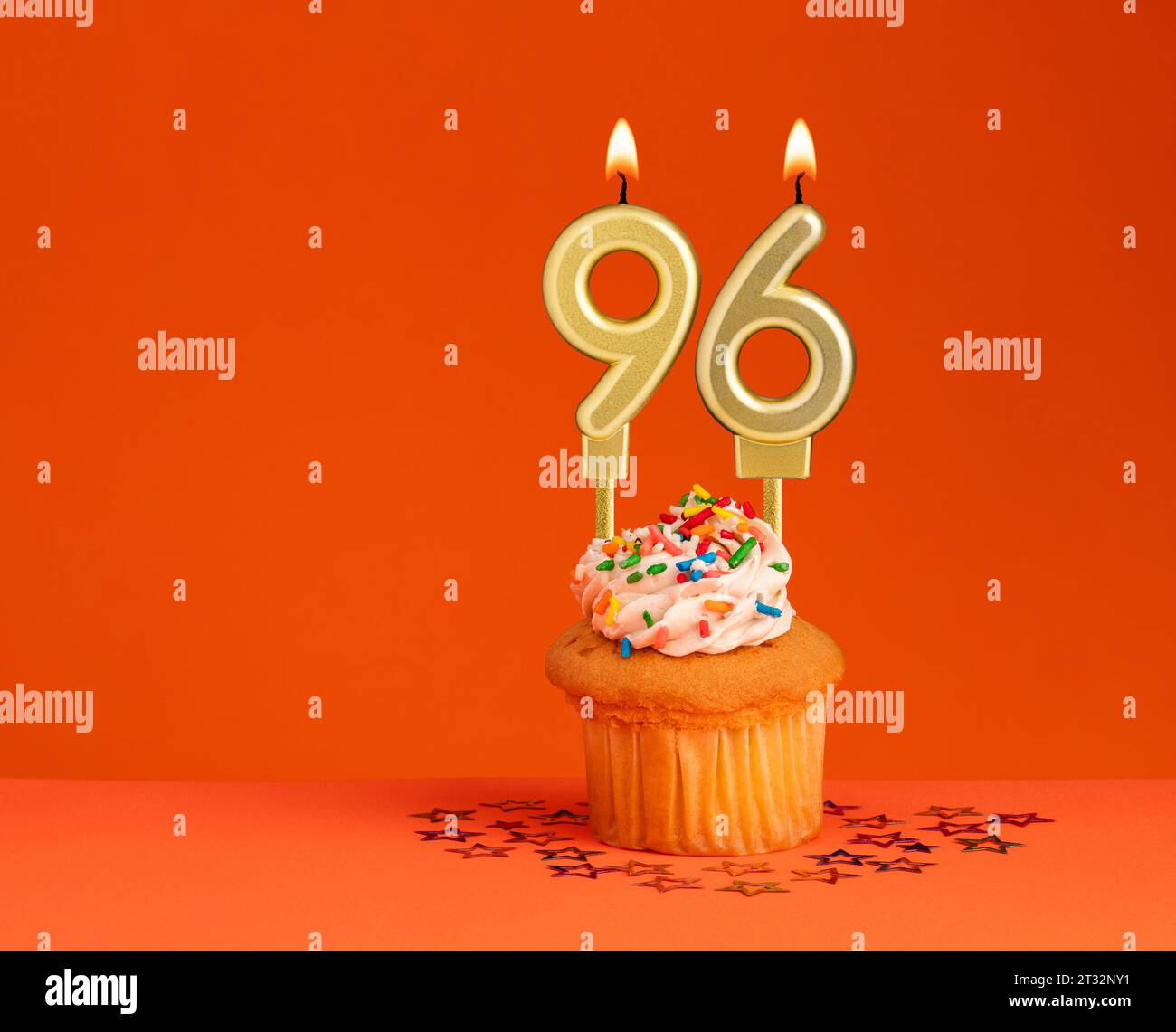 Candela di compleanno numero 96 - scheda di invito con sfondo arancione Foto Stock