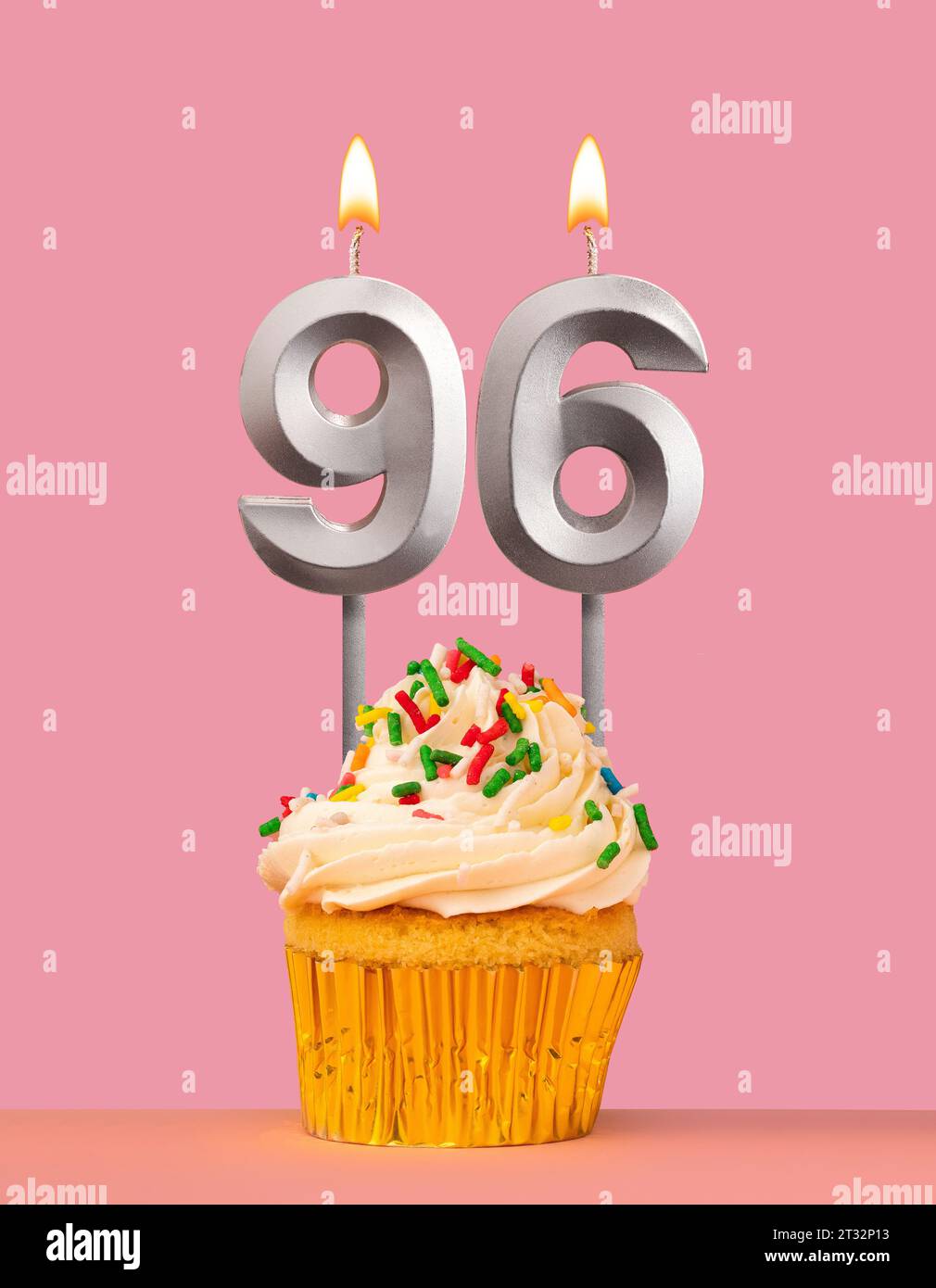 Candela numero 96 con cupcake - tessera di compleanno Foto Stock