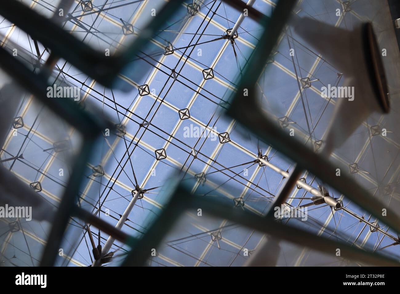 Museo del Louvre, Parigi, Francia. Architettura del Louvre all'interno. Piramide invertita del Louvre. Foto Stock