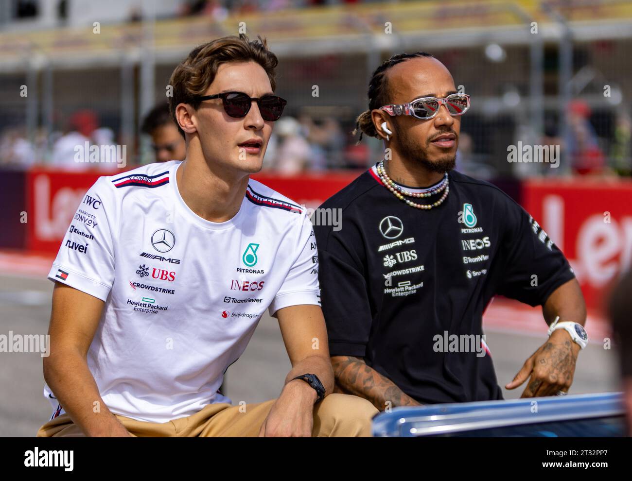 Austin, Texas - 22 ottobre 2023: George Russell e Lewis Hamilton durante la sfilata di piloti al Gran Premio degli Stati Uniti di Lenovo sul circuito delle Americhe. Crediti: Nick Paruch / Alamy Live News Foto Stock