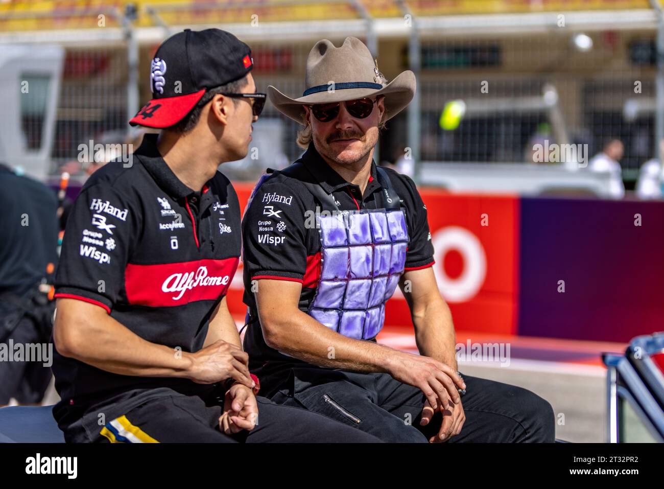 Austin, Texas - 22 ottobre 2023: Zhou Guanyu e Valtteri Bottas durante la sfilata di piloti al Gran Premio degli Stati Uniti di Lenovo sul circuito delle Americhe. Crediti: Nick Paruch / Alamy Live News Foto Stock