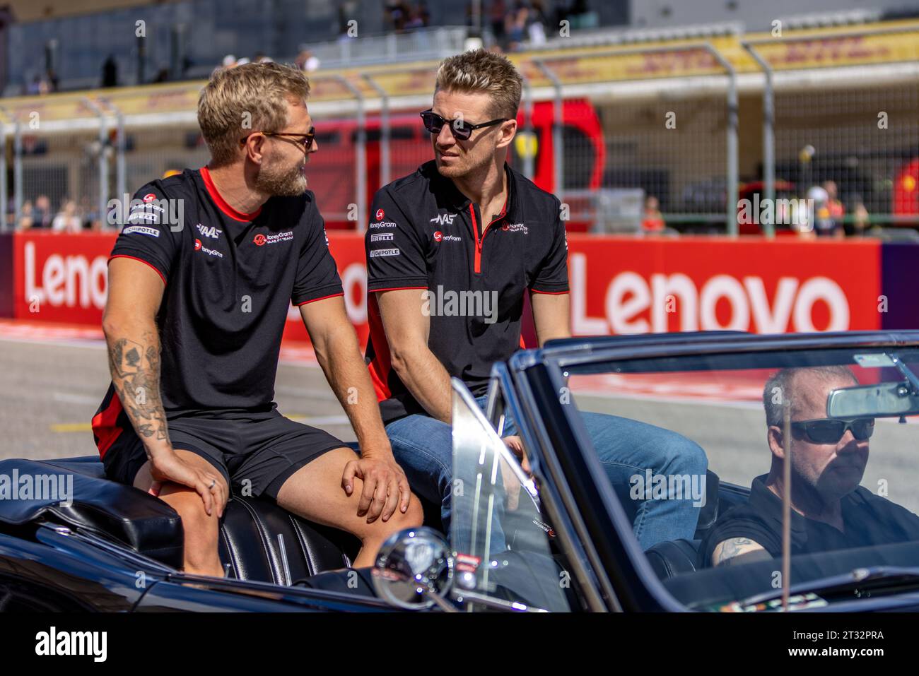 Austin, Texas - 22 ottobre 2023: Kevin Magnussen e Nico Hulkenberg durante la sfilata di piloti al Gran Premio degli Stati Uniti di Lenovo sul circuito delle Americhe. Crediti: Nick Paruch / Alamy Live News Foto Stock