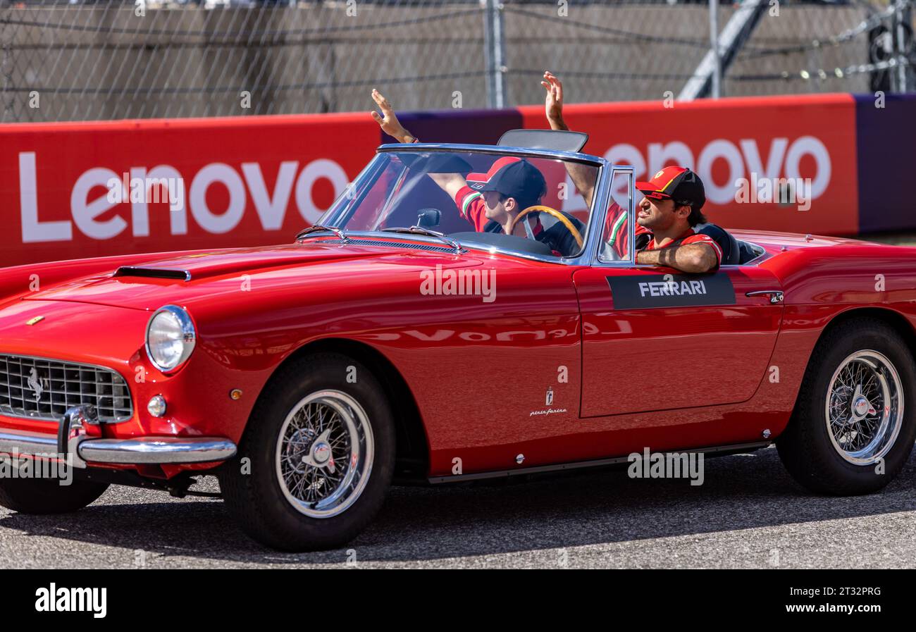 Austin, Texas - 22 ottobre 2023: Charles Leclerc e Carlos Sainz durante la sfilata di piloti al Gran Premio degli Stati Uniti di Lenovo sul circuito delle Americhe. Crediti: Nick Paruch / Alamy Live News Foto Stock