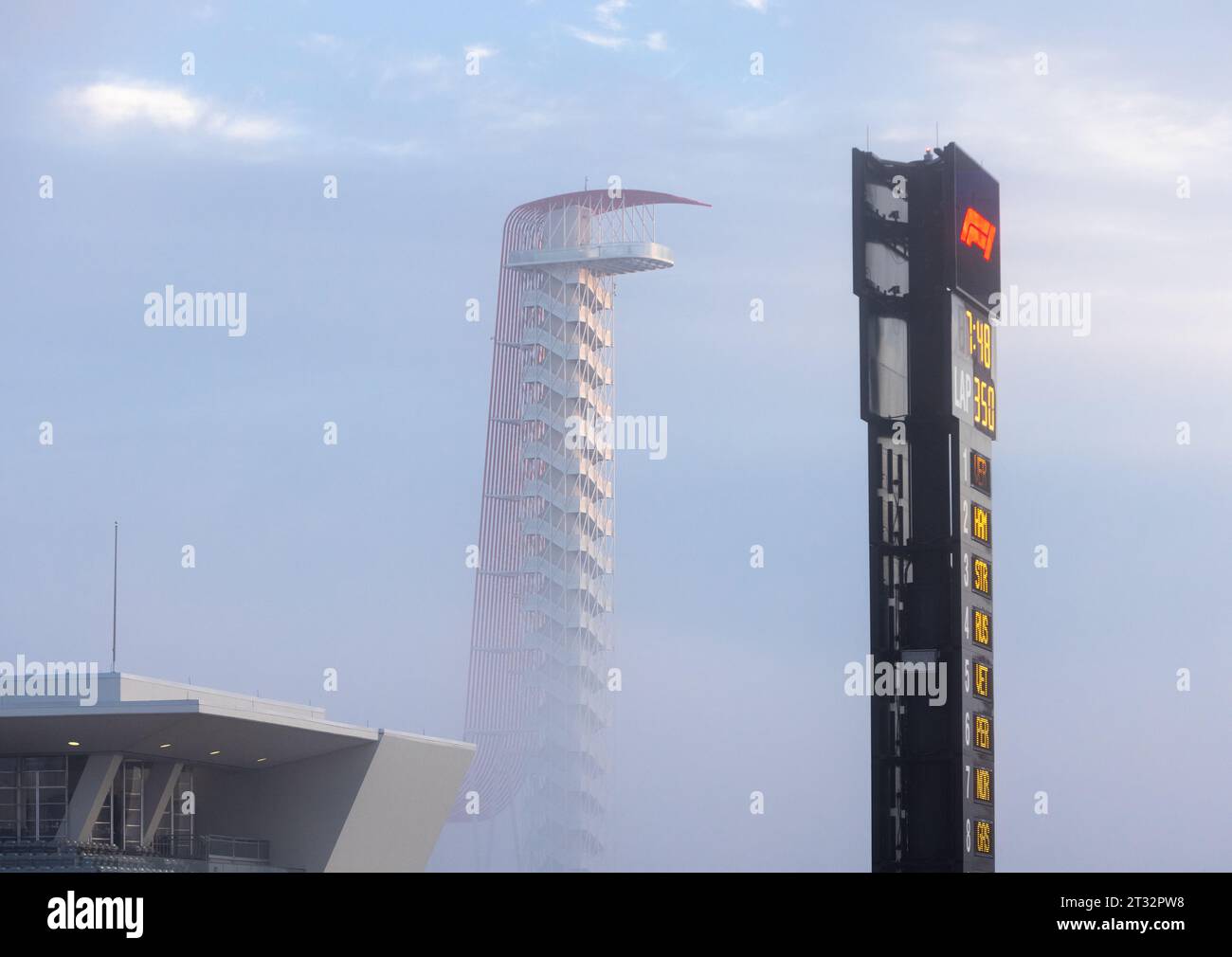 Austin, Texas - 22 ottobre 2023: La nebbia mattutina ricopre la torre di osservazione del Gran Premio degli Stati Uniti di Lenovo al Circuit of the Americas. Crediti: Nick Paruch / Alamy Live News Foto Stock