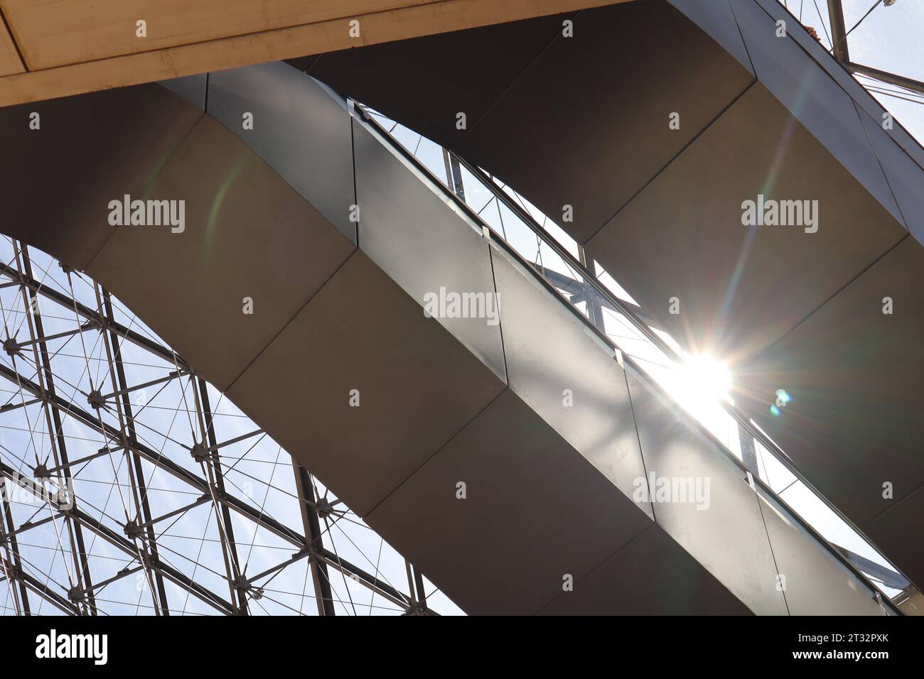 Museo del Louvre, Parigi, Francia. Architettura del Louvre all'interno. Piramide invertita del Louvre. Foto Stock