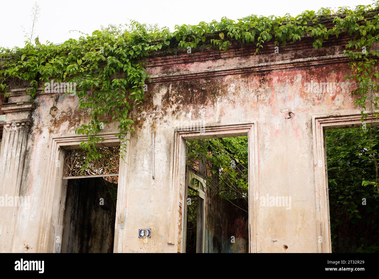 Aratuipe, Bahia, Brasile - 21 giugno 2022: Rovine di una vecchia casa con piante in cima. Situazione di abbandono architettonico. Città di Aratuipe, Bahia. Foto Stock