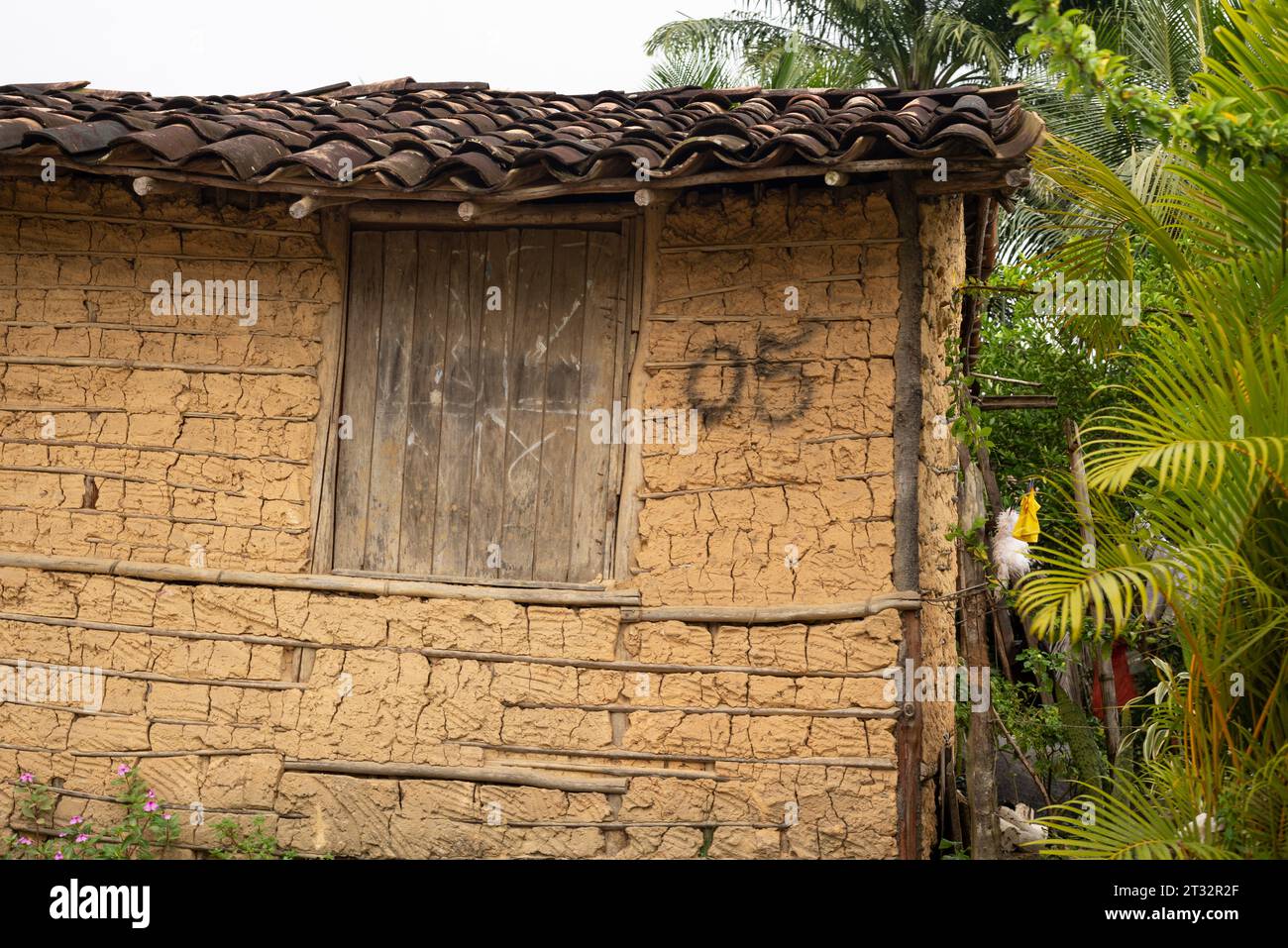 Aratuipe, Bahia, Brasile - 21 giugno 2022: Una casa fatta di argilla e pezzi di legno. Situazione di estrema povertà. Città di Aratuipe, Bahia. Foto Stock