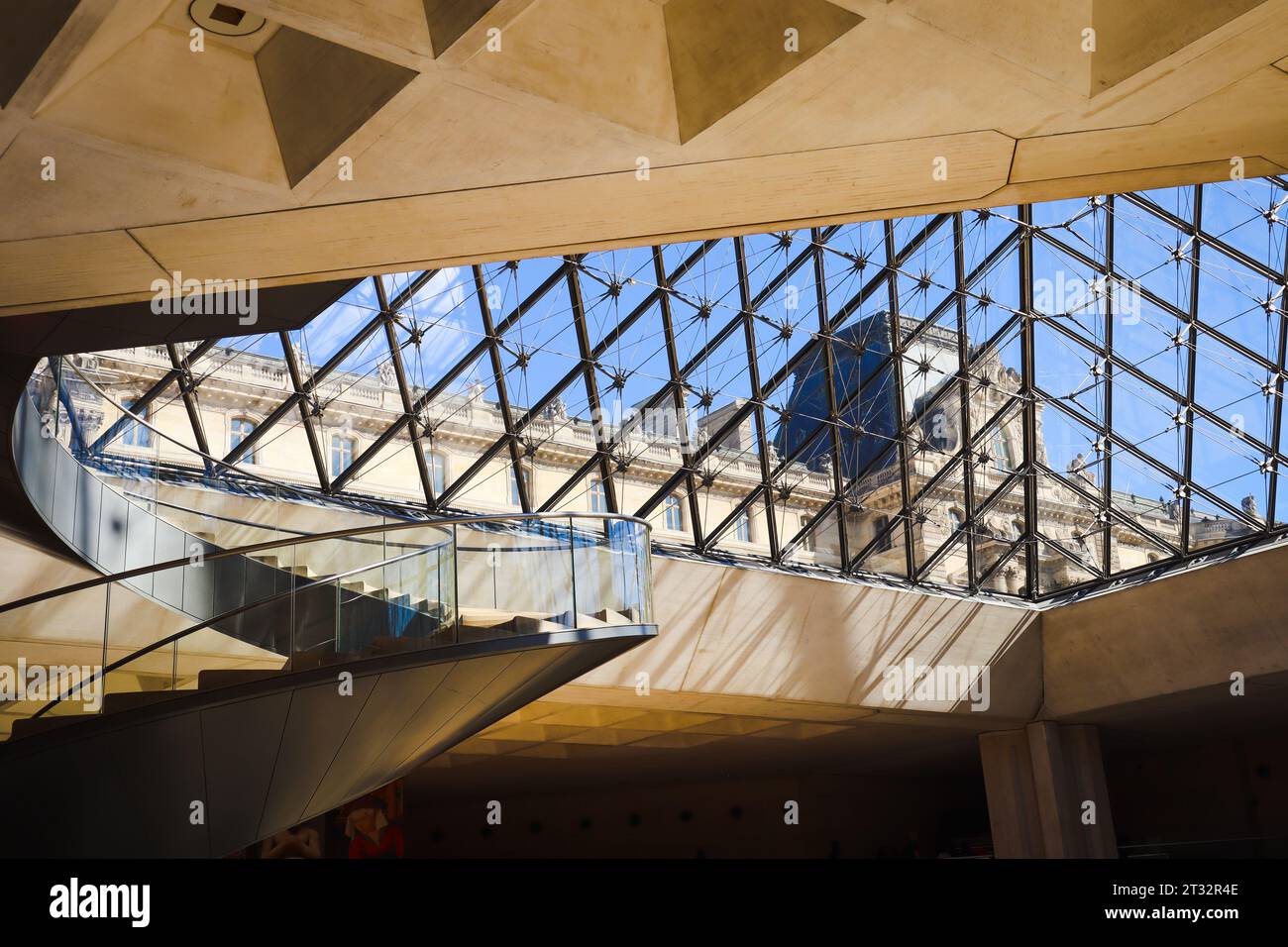 Museo del Louvre, Parigi, Francia. Architettura del Louvre all'interno. Piramide invertita del Louvre. Foto Stock
