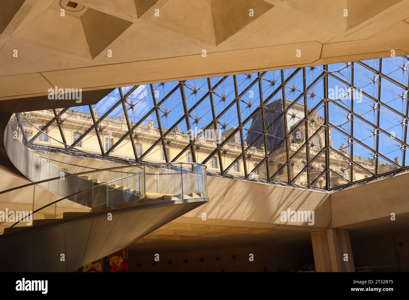 Museo del Louvre, Parigi, Francia. Architettura del Louvre all'interno. Piramide invertita del Louvre. Foto Stock