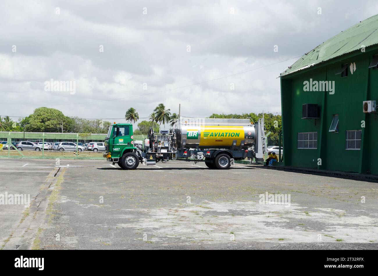 Salvador, Bahia, Brasile - 11 novembre 2014: Salvador, Bahia, Brasile - 11 novembre 2014: Il JET-A Aviation FUEL Truck brasiliano dell'aeronautica militare si è fermato al Foto Stock