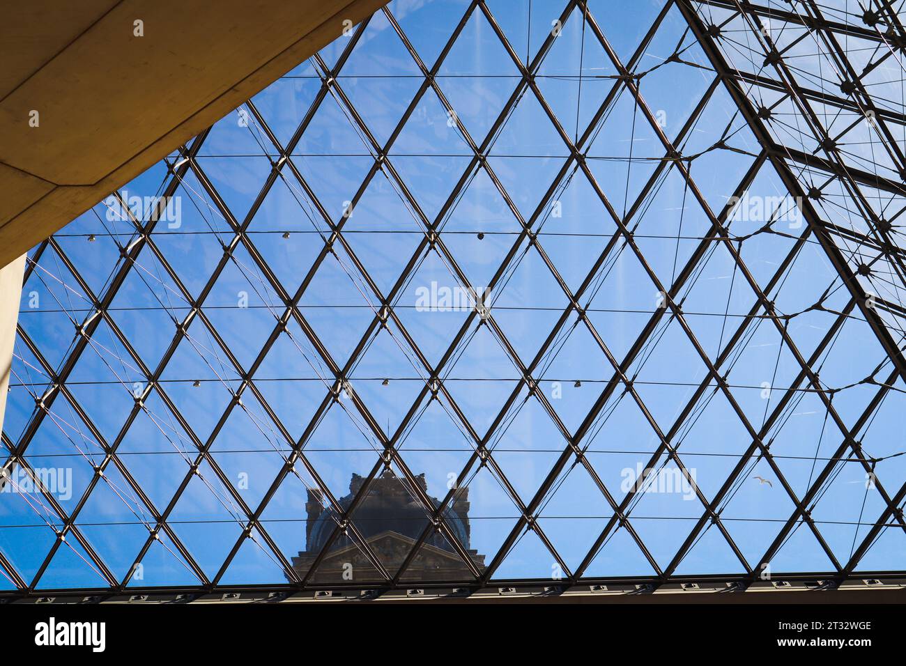 Museo del Louvre, Parigi, Francia. Architettura del Louvre all'interno. Piramide invertita del Louvre. Foto Stock