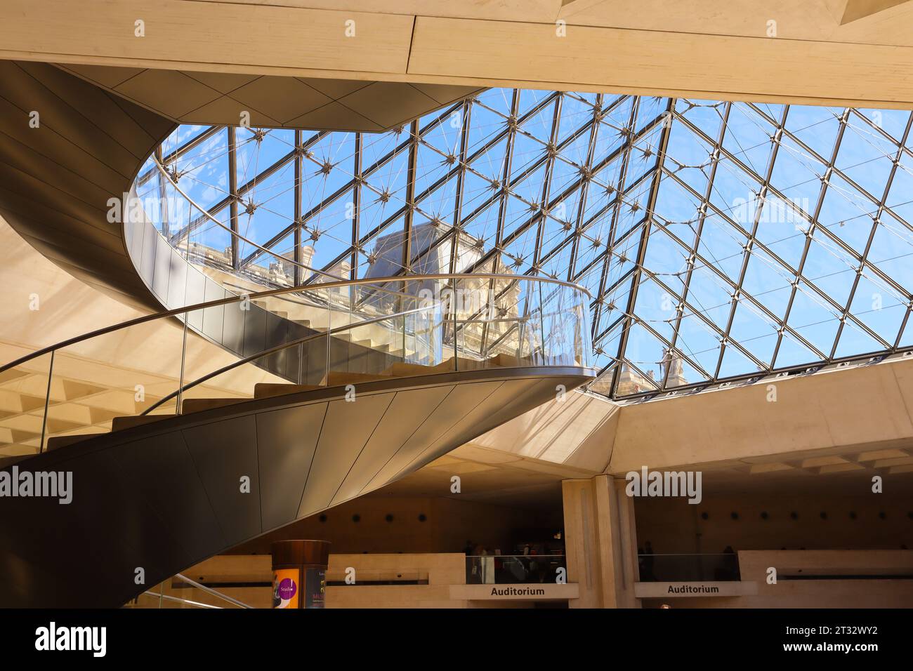 Museo del Louvre, Parigi, Francia. Architettura del Louvre all'interno. Piramide invertita del Louvre. Foto Stock