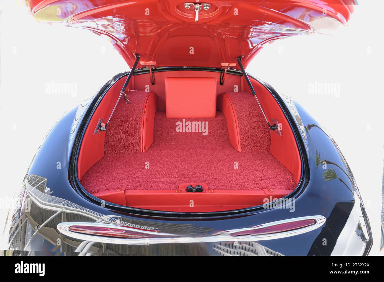 apertura del bagagliaio, tutto interno rosso Foto Stock