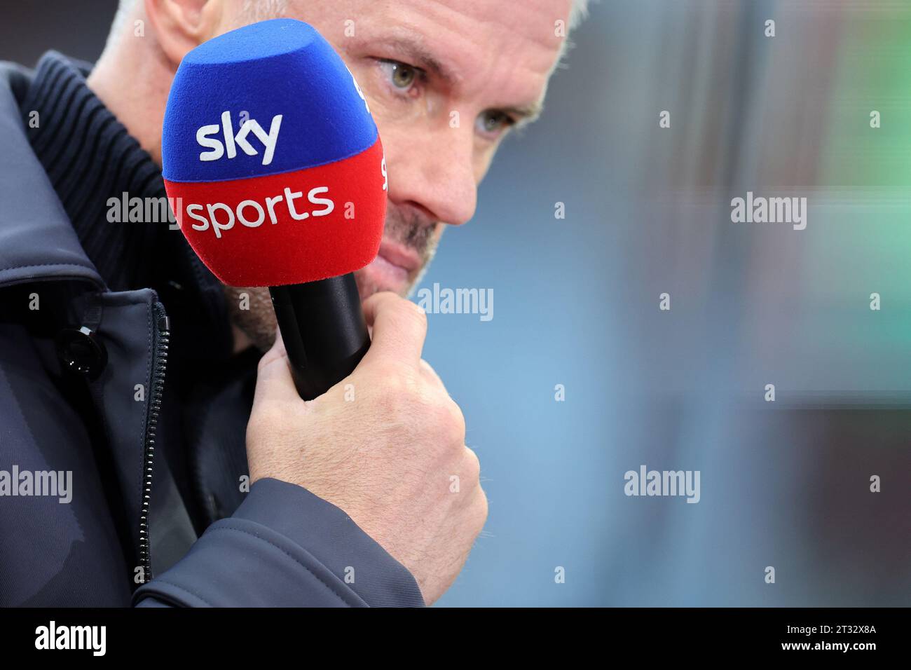 Birmingham, Regno Unito. 22 ottobre 2023. Jamie Carragher lo guarda mentre lavora per Sky Sports tv. Partita di Premier League, Aston Villa contro West Ham Utd al Villa Park di Birmingham domenica 22 ottobre 2023. Questa immagine può essere utilizzata solo per scopi editoriali. Solo per uso editoriale, foto di Andrew Orchard/Andrew Orchard fotografia sportiva/Alamy Live news credito: Andrew Orchard fotografia sportiva/Alamy Live News Foto Stock