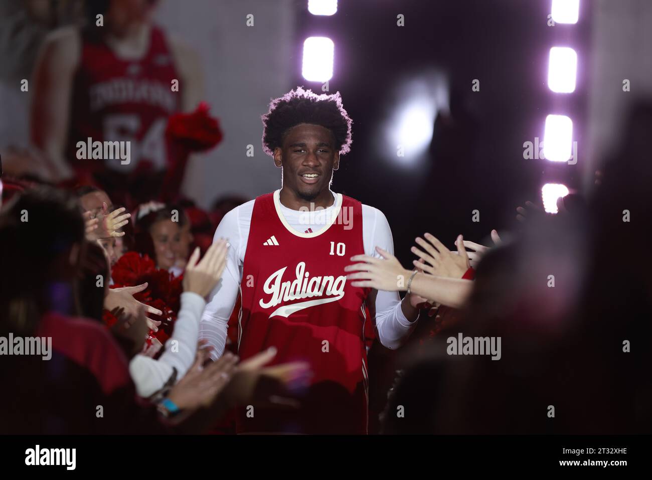 Il giocatore di basket della Indiana University Kaleb Banks (10) viene introdotto durante l'isteria Hoosier il 20 ottobre 2023 alla Simon Skjodt Assembly Hall di Bloomington, Indiana. Foto Stock