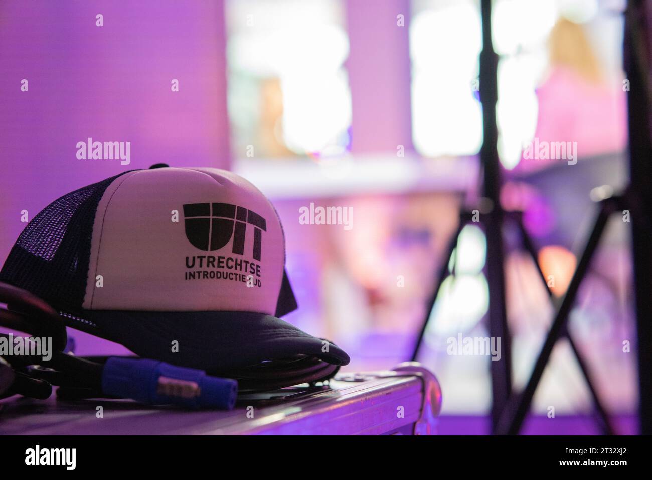 Un berretto con il logo della Utrechtse Introductie Tijd sta posando nello studio dell'orientamento studentesco online del 2020 a Tivoli Vredenburg, Utrecht. Foto Stock