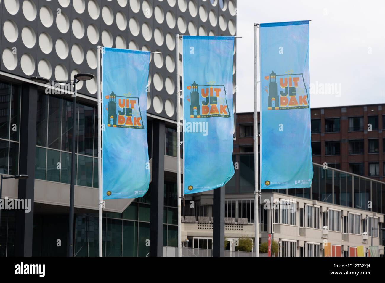 Striscioni della Utrechtse Introductie Tijd onda nel vento fuori Tivoli Vredenburg durante l'orientamento studentesco online del 2020. Foto Stock