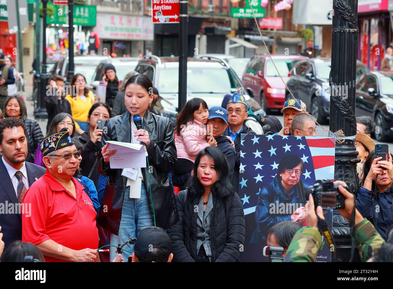 22 ottobre 2023, New York. La gente celebra Corky Lee Way 李揚國路 co-denominazione di Mosco St a Manhattan Chinatown. Darci Siegel, Vicepresidente esecutivo di oca-NY che parla con microfono. Corky Lee è stato un fotoreporter, fotografo e attivista per i diritti civili che ha documentato la storia asiatica-americana; a volte è indicato come il "vincitore non ufficiale del fotografo asiatico-americano". Il signor Lee è morto nel 2021 per complicazioni dovute al Covid-19. Foto Stock