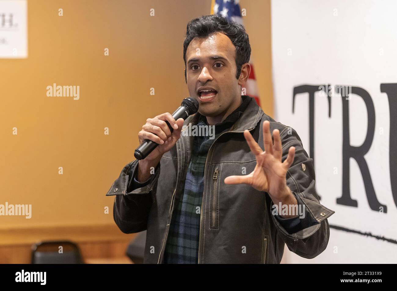 L'imprenditore e candidato presidenziale repubblicano Vivek Ramaswamy ha tenuto un incontro con gli elettori in un ristorante Pizza Ranch a Washin Foto Stock