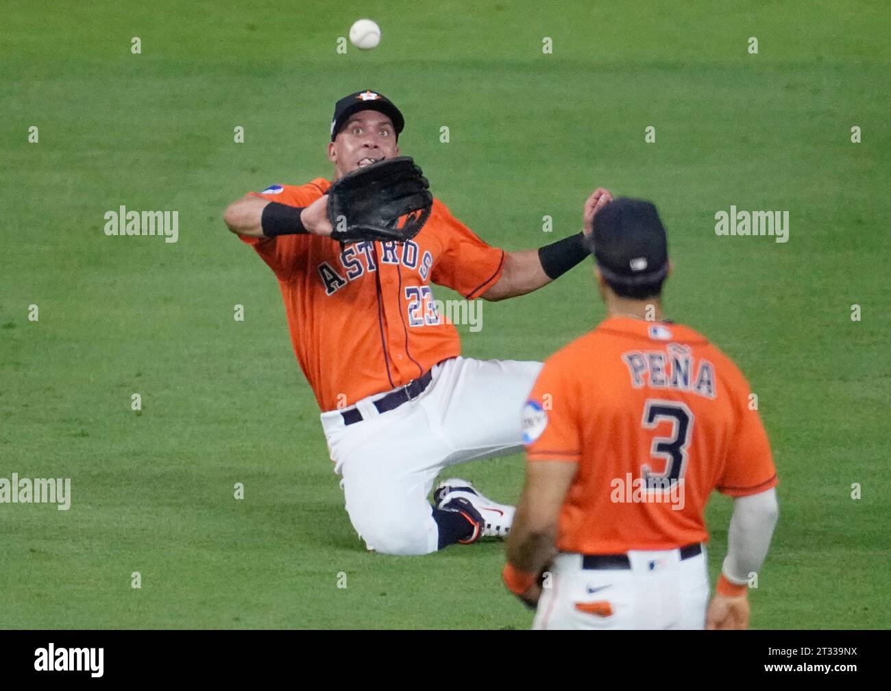 Houston, Stati Uniti. 22 ottobre 2023. il quarterback sinistro degli Houston Astros Michael Brantley fa un salto in auto dai Texas Rangers Jonah Heim nell'ottavo inning nella gara 6 dell'ALCS al Minute Maid Park di Houston domenica 22 ottobre 2023. Foto di Kevin M. Cox/UPI Credit: UPI/Alamy Live News Foto Stock