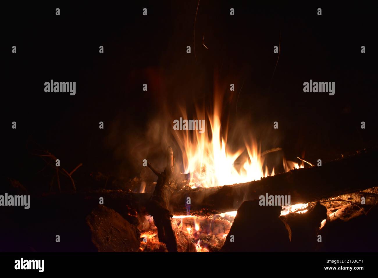 Fiamme da fuoco di notte Foto Stock