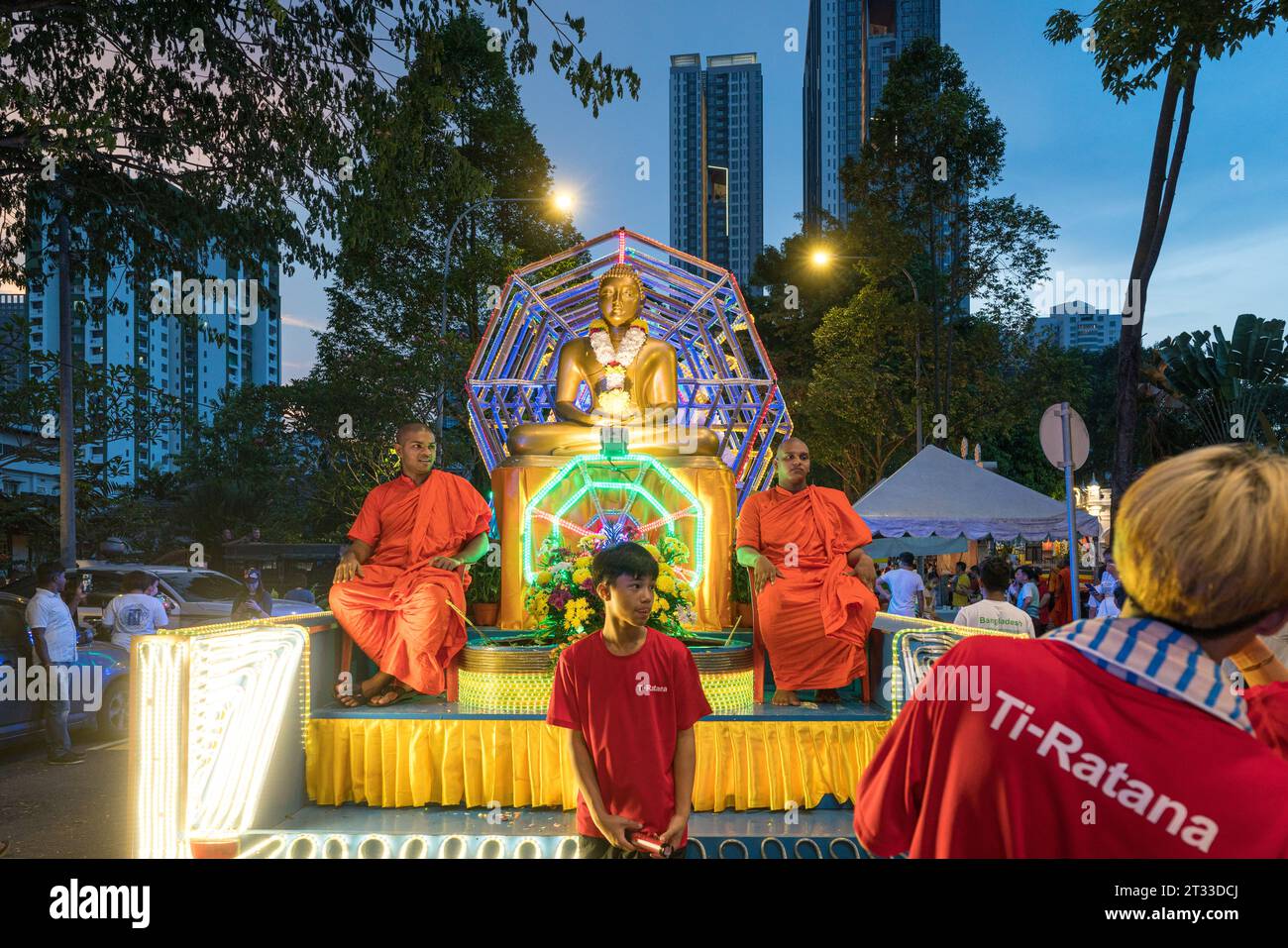 Kuala Lumpur, Malesia, 4 maggio 2023: Monaci seduti su un galleggiante, che si uniranno alla processione per celebrare il Wesak Day al Maha Vihara Budd Foto Stock