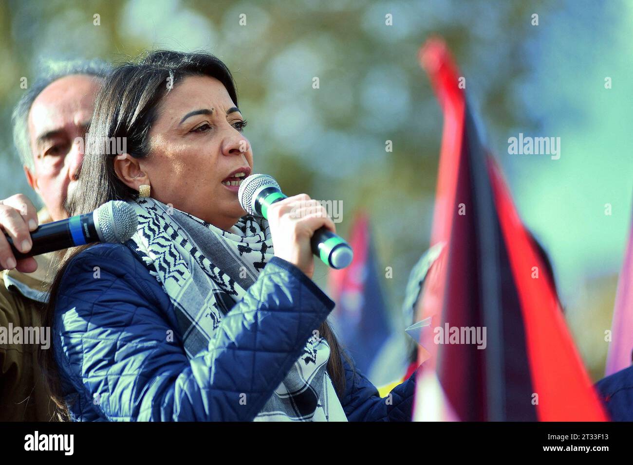 Parigi, Francia. 22 ottobre 2023. L'ambasciatore della Palestina in Francia Hala Abou Hassira si rivolge ai manifestanti che si riuniscono in solidarietà con la Palestina nella Place de la Republique di Parigi, in Francia, il 22 ottobre 2023, in mezzo alla recente escalation militare tra i militanti di Hamas e l'esercito israeliano intorno alla Striscia di Gaza. Foto di Karim Ait Adjedjou/ABACAPRESS.COM credito: Abaca Press/Alamy Live News Foto Stock