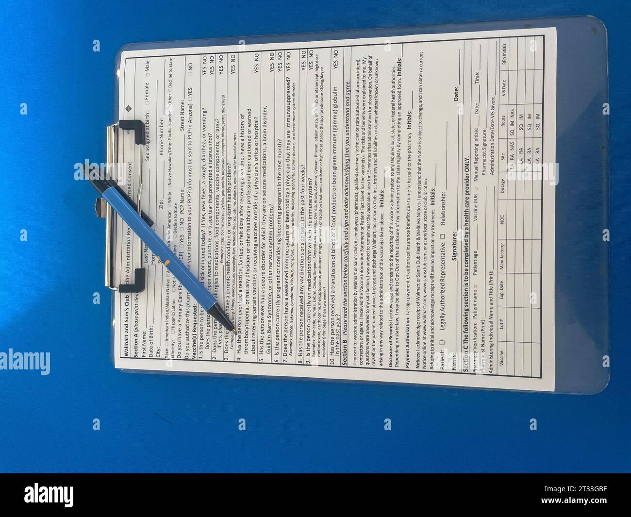 Grovetown, GA USA - 10 05 23: Ingresso interno al Walmart tavolo covid e documentazione Foto Stock